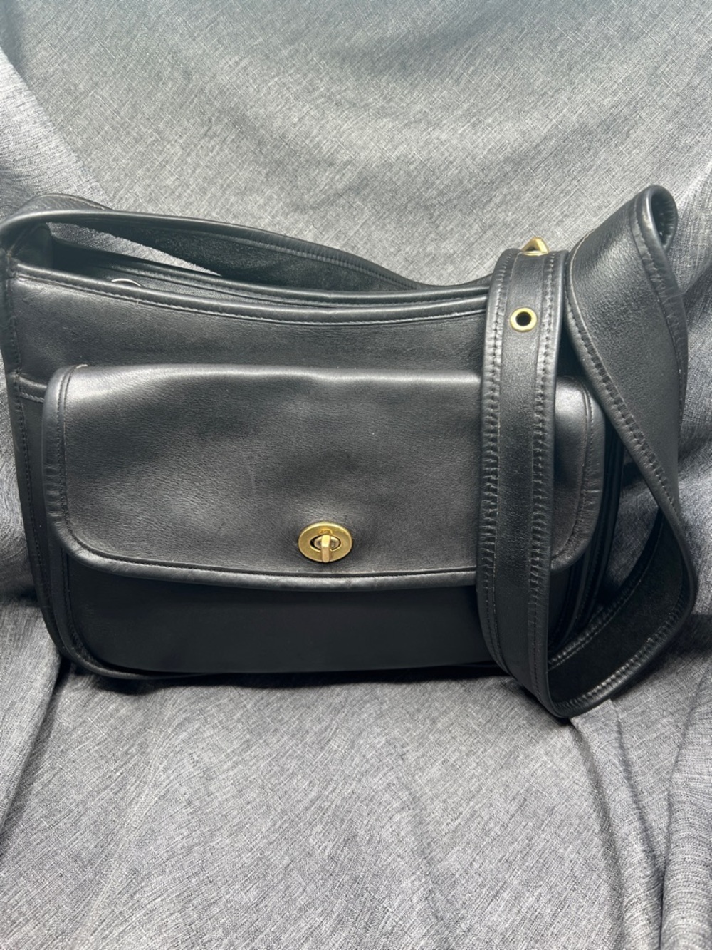 Coach Vintage Taft Black Leather Crossbody 9980 Bag with Brass-Tone Turn Lock - Picture 3 of 16